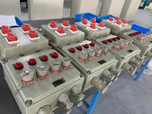 Verticaal gemonteerde, met poedercoating beklede, vlamwerende elektrische bedieningspanelen voor industriële bescherming