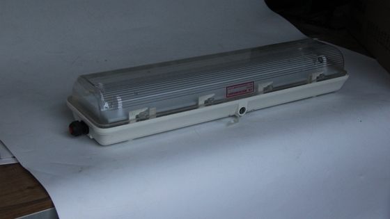 Waterdichte LED-explosiebestendige lineaire lamp voor olieplatforms, chemische installaties en tankstations ¥ ATEX/IECEx/CNEX-gecertificeerd, energiezuinig, duurzaam, eenvoudig te installeren
