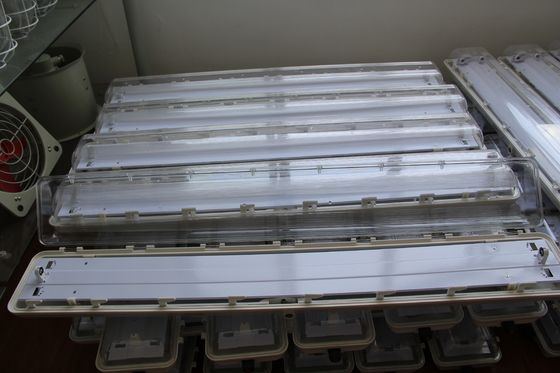 ATEX/IECEx/CNEX goedgekeurde LED-armature voor gevaarlijke gebieden, IP66-categorie, 5-jarige garantie, aanpasbaar wattage en grootte Duurzaam BYS-serie explosiebestendige lineaire lamp met drievoudige certificering