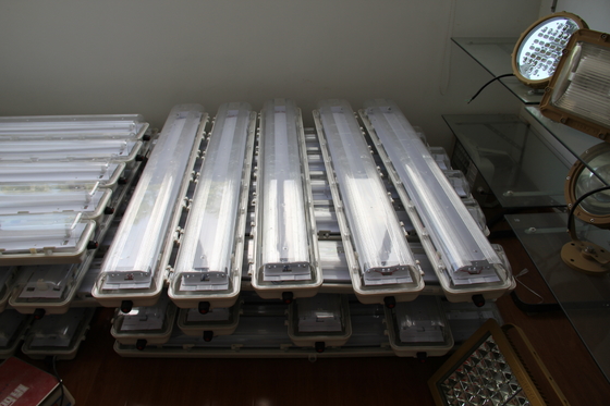 ATEX/IECEx/CNEX goedgekeurde LED-armature voor gevaarlijke gebieden, IP66-categorie, 5-jarige garantie, aanpasbaar wattage en grootte Duurzaam BYS-serie explosiebestendige lineaire lamp met drievoudige certificering