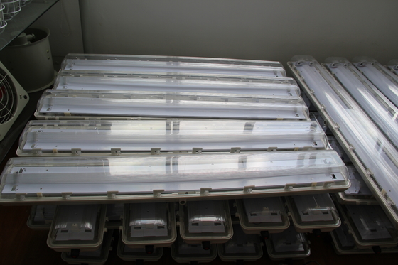 ATEX/IECEx/CNEX goedgekeurde LED-armature voor gevaarlijke gebieden, IP66-categorie, 5-jarige garantie, aanpasbaar wattage en grootte Duurzaam BYS-serie explosiebestendige lineaire lamp met drievoudige certificering