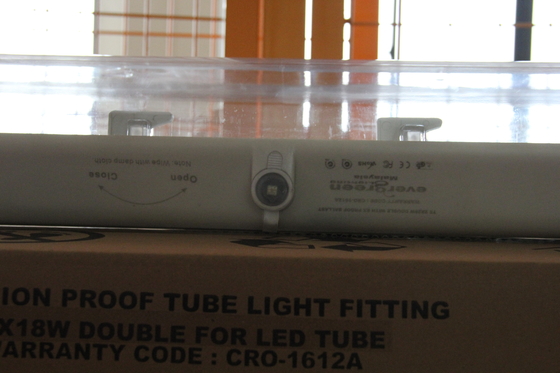 ATEX/IECEx/CNEX goedgekeurde LED-armature voor gevaarlijke gebieden, IP66-categorie, 5-jarige garantie, aanpasbaar wattage en grootte Duurzaam BYS-serie explosiebestendige lineaire lamp met drievoudige certificering