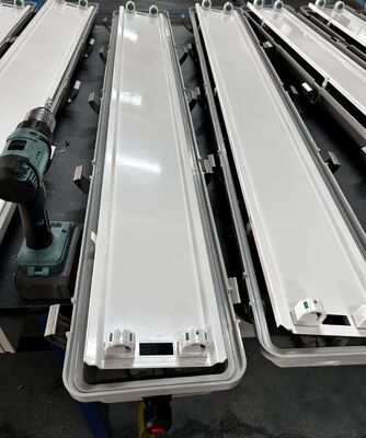 Lineaire verlichtingsarmature met risico IP66 WF2 Beschermingsprestatieniveau, Ex Tb IIIC T80°C Db Gevalideerde verlichtingsarmaturen voor petrochemische verwerkingsinstallaties